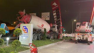 Pendik'te petrol istasyonunun tabelasına çarpan beton mikserinin sürücüsü yaralandı
