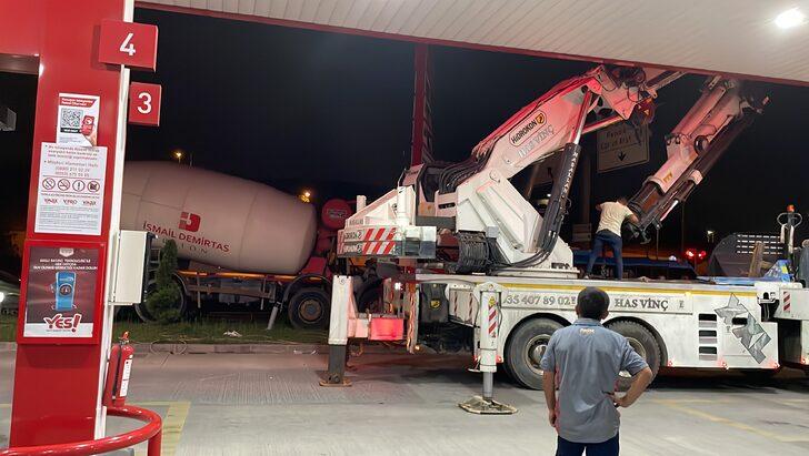 Pendik'te petrol istasyonunun tabelasına çarpan beton mikserinin sürücüsü yaralandı G2