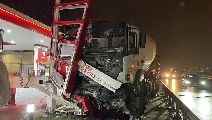 Pendik'te petrol istasyonunun tabelasına çarpan beton mikserinin sürücüsü yaralandı G3