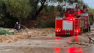 Çanakkale'de debisi yükselen çaya düşen otomobildeki 2 kişi kurtarıldı