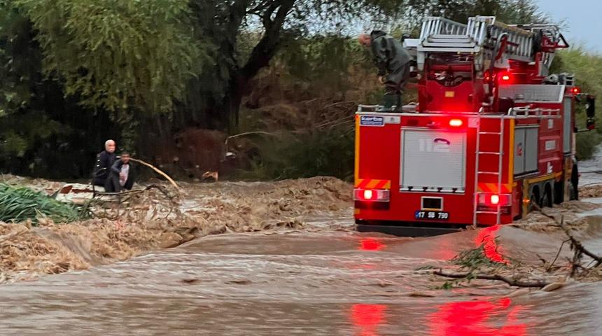 Çanakkale'de debisi yükselen çaya düşen otomobildeki 2 kişi kurtarıldı