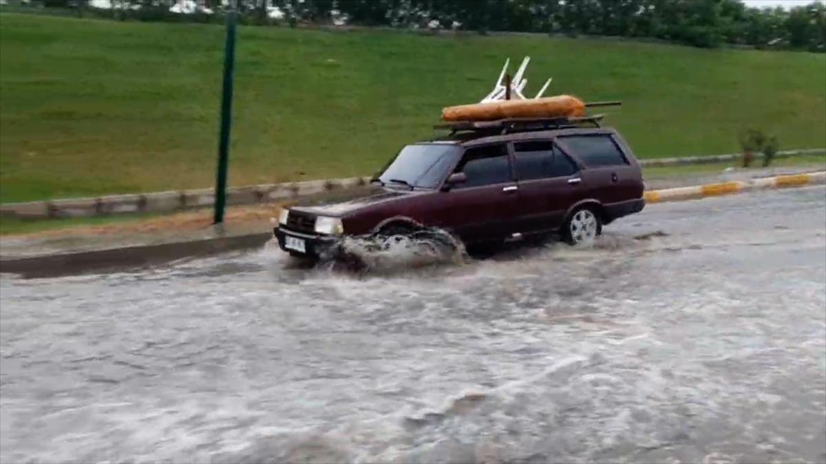 Edremit K&ouml;rfezi'nde sağanak etkili oldu