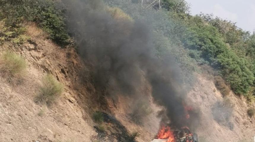 İzmir'de otomobilde çıkan ve makilik alana sıçrayan yangın söndürüldü