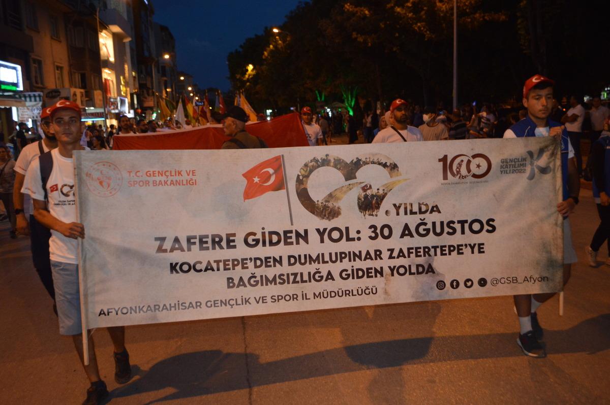 Afyonkarahisar'da 1922 metrelik T&uuml;rk bayrağıyla y&uuml;r&uuml;y&uuml;ş yapıldı