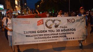 Afyonkarahisar'da 1922 metrelik Türk bayrağıyla yürüyüş yapıldı