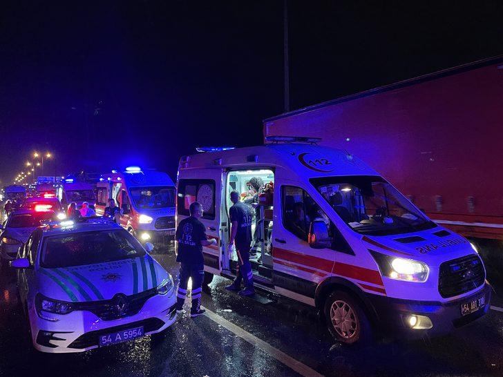 Sakarya'da yolcu otobüsünün tıra çarpması sonucu 25 kişi yaralandı G3