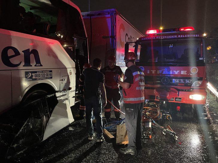 Sakarya'da yolcu otobüsünün tıra çarpması sonucu 25 kişi yaralandı G4