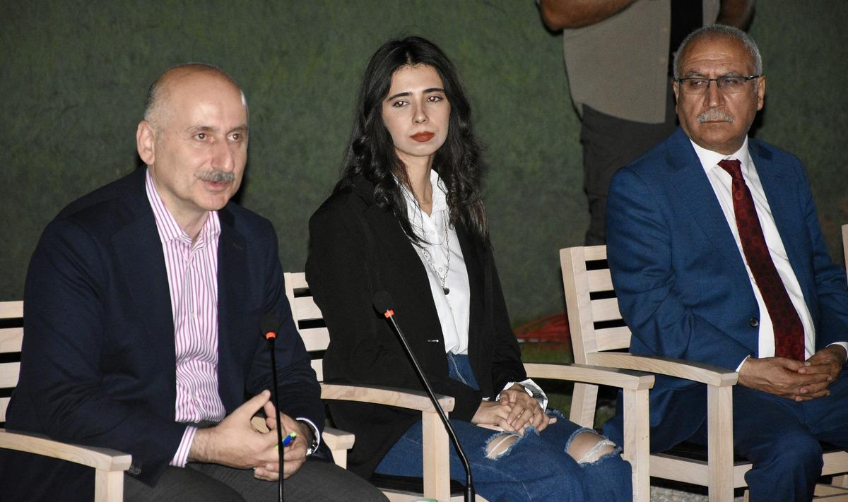 Bakan Karaismailoğlu, Kırşehir&rsquo;de gen&ccedil;lerle bir araya geldi: