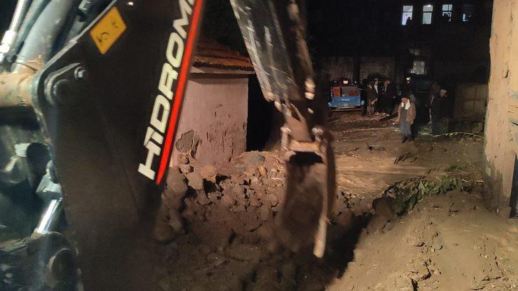 Bursa'da kapıldıkları selden kurtarılan 4 kişi hastaneye kaldırıldı G2