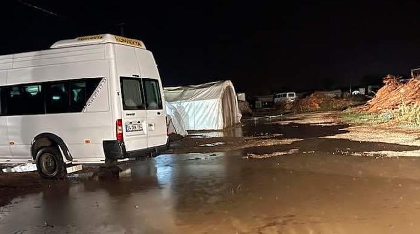 Mevsimlik işçilerin çadırlarını su bastı! Ekipler harekete geçti