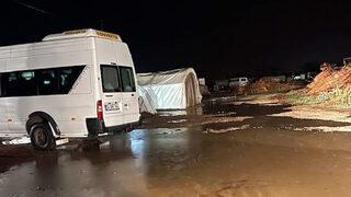 Mevsimlik işçilerin çadırlarını su bastı! Ekipler harekete geçti