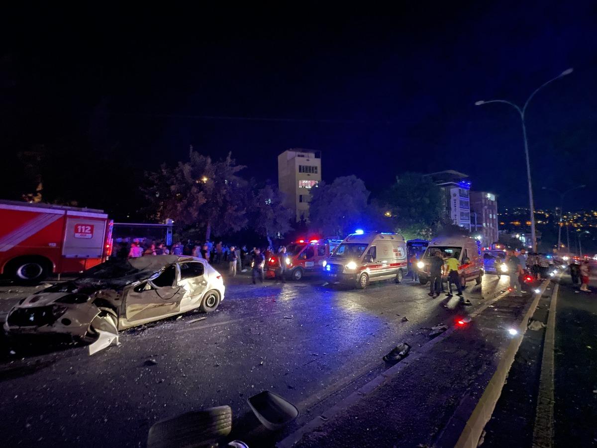 G&Uuml;NCELLEME - Kahramanmaraş'ta 3 kişinin yaralandığı zincirleme kaza halk otob&uuml;s&uuml; kamerasında