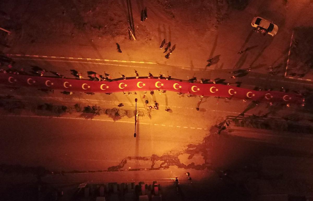 Ahlat'ta T&uuml;rk bayrağı ve meşalelerle "fener alayı" oluşturuldu