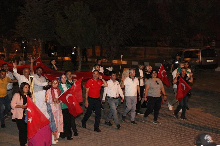 Ahlat'ta Türk bayrağı ve meşalelerle "fener alayı" oluşturuldu G3