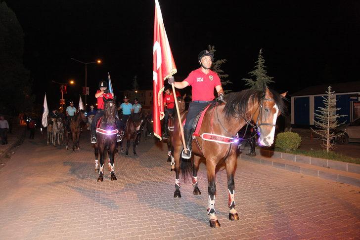 Ahlat'ta Türk bayrağı ve meşalelerle "fener alayı" oluşturuldu G4