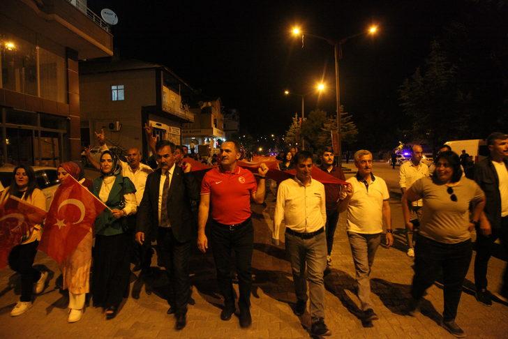 Ahlat'ta Türk bayrağı ve meşalelerle "fener alayı" oluşturuldu G5