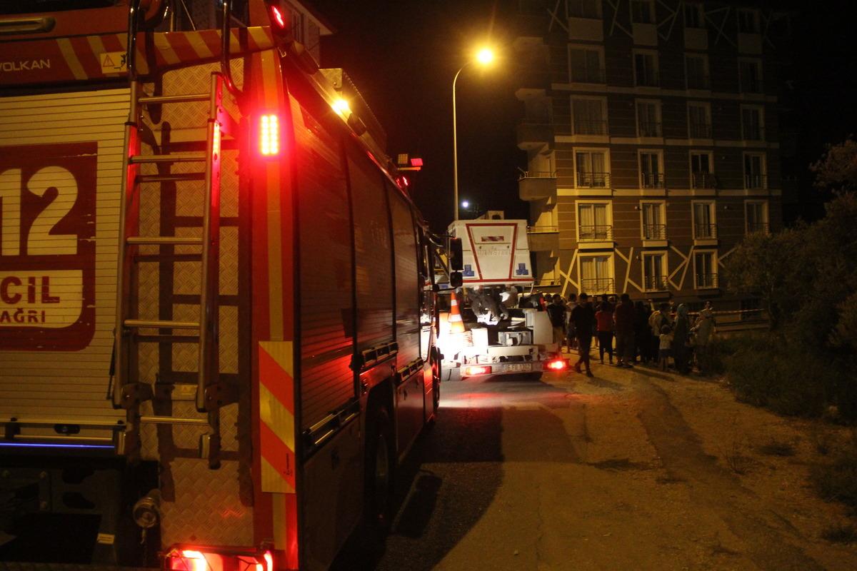 Hatay&rsquo;da toprak kayması nedeniyle bir bina boşaltıldı