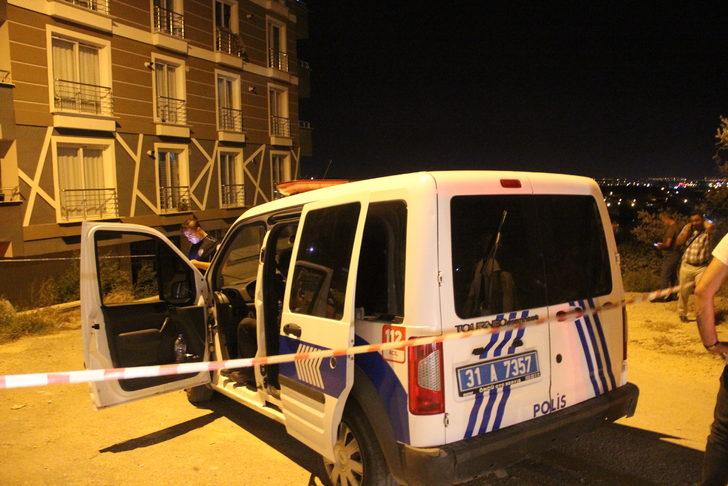 GÜNCELLEME - Hatay'da toprak kayması nedeniyle boşaltılan bina çevresine istinat duvarı yapımına başlandı G3