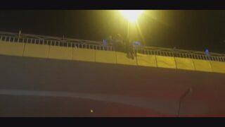 Kayseri'de akıllara durgunluk veren olay! Üst geçitten atlamak isteyen kadınları ekipler havada yakaladı!