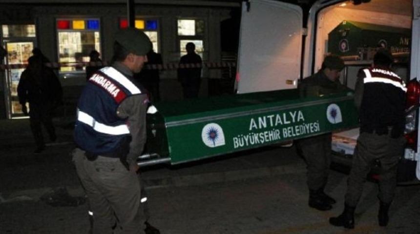 Y&uuml;k asans&ouml;r&uuml;n&uuml;n altında kalan iş&ccedil;i yaşamını yitirdi