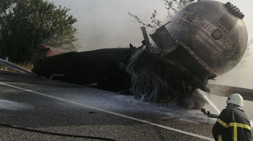 Bolu'da seyir halinde yangın çıkan tanker kullanılamaz hale geldi