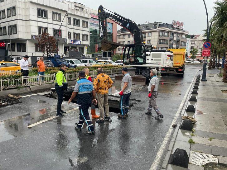 Eyüpsultan’da İETT otobüsünün geçişi sırasında yol çöktü G2