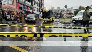 Eyüpsultan’da İETT otobüsünün geçişi sırasında yol çöktü