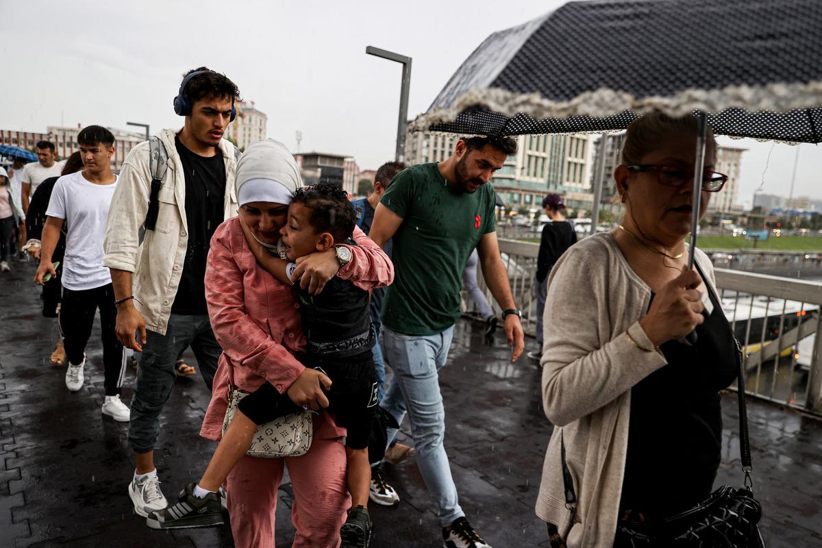 İstanbul'da g&ouml;k g&uuml;r&uuml;lt&uuml;l&uuml; sağanak etkili oluyor