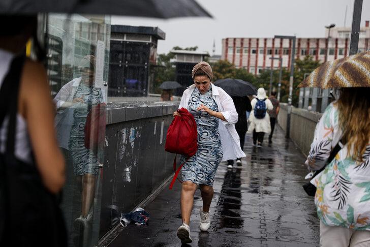 İstanbul'da gök gürültülü sağanak etkili oluyor G5