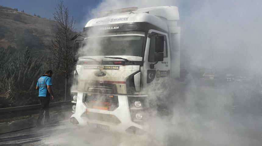 Ankara Büyükşehir Belediyesinin iş makinesi taşıma tırı yandı