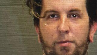 Çocuklarına ettiği işkenceler dudak uçuklattı! Birbirlerini dövdürmekten dışkısını yemeye zorlamaya...