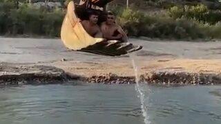 Sıcaktan bunalan işçilerin serinlemek için bulduğu yöntem hem korkuttu hem de gülümsetti