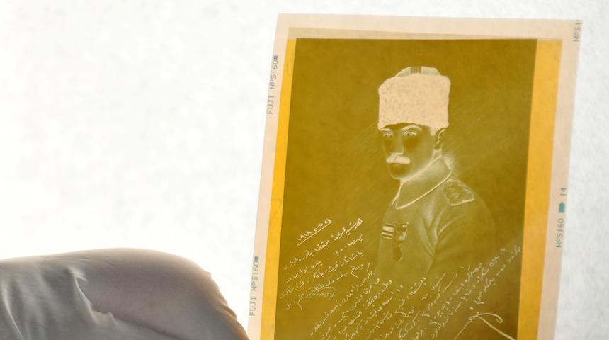 Özel yapım kutuda 14 yıl saklandı! Atatürk'ün fotoğrafı, dünyanın 'sanat eseri' tescilli ilk NFT'si oldu