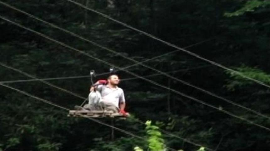 Yolu olmayan mahalleye ilkel teleferikle ulaşıyorlar