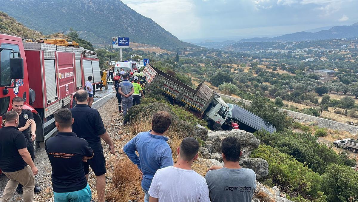 Sanat&ccedil;ı İbrahim Tatlıses, Bodrum'da ge&ccedil;irdiği kazada minib&uuml;ste sıkıştı