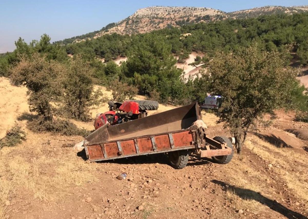 Adıyaman'da trakt&ouml;r devrildi, 1 kişi &ouml;ld&uuml;, 8 kişi yaralandı