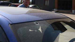 Tokat'ta otomobilin ön camına yorgun mermi isabet etti