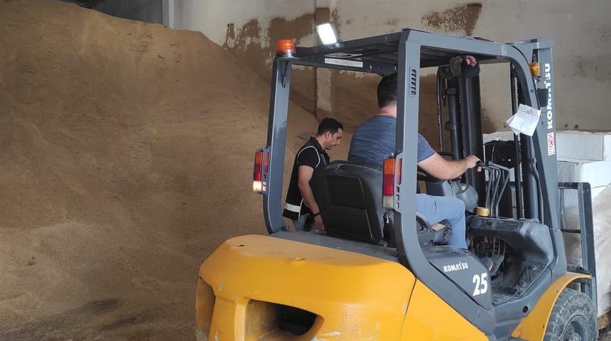 Balıkesir'de arpa yığınının içine gizlenmiş etil alkol ele geçirildi