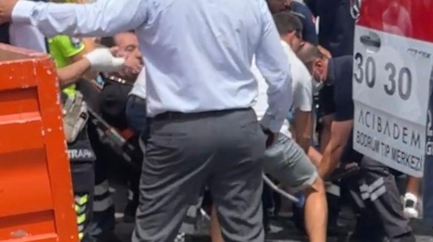 GÜNCELLEME 2 - Bodrum'da kaza geçiren sanatçı İbrahim Tatlıses, sıkıştığı araçtan çıkarıldı