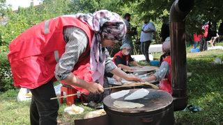 Kadın polisler ve Kızılay personeli ihtiyaç sahiplerine kışlık yiyecek hazırladı