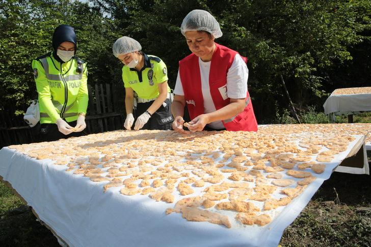 Kadın polisler ve Kızılay personeli ihtiyaç sahiplerine kışlık yiyecek hazırladı G2