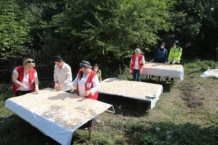 Kadın polisler ve Kızılay personeli ihtiyaç sahiplerine kışlık yiyecek hazırladı G4
