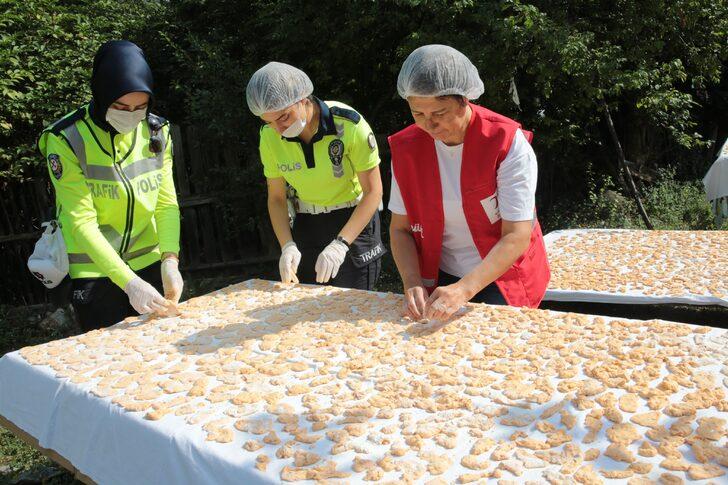 Kadın polisler ve Kızılay personeli ihtiyaç sahiplerine kışlık yiyecek hazırladı G5