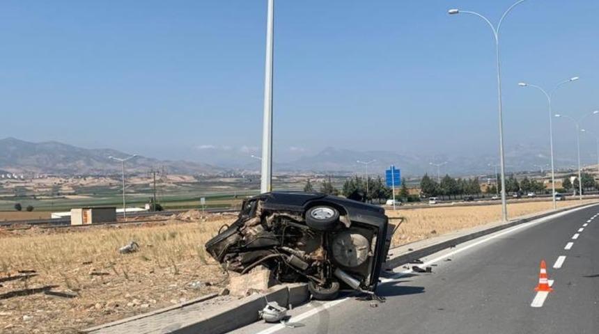 Kahramanmaraş'ta aydınlatma direğine çarpan otomobilin sürücüsü ağır yaralandı