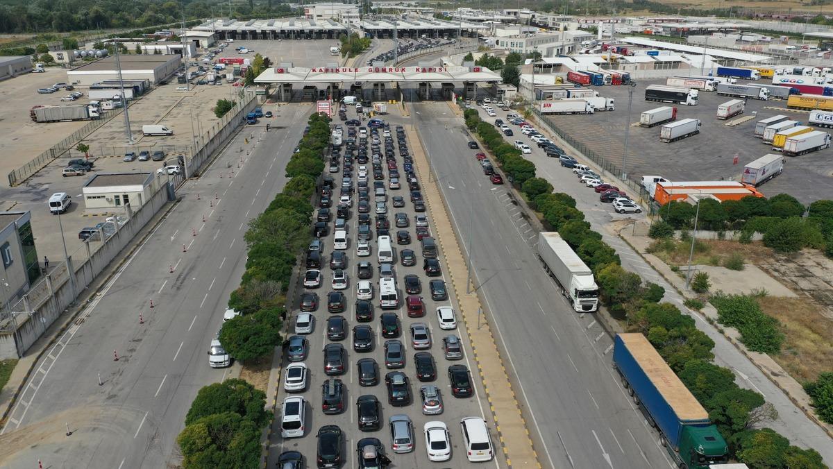 Tatilleri biten gurbet&ccedil;iler d&ouml;n&uuml;ş yolunda Kapıkule'de yoğunluk oluşturdu