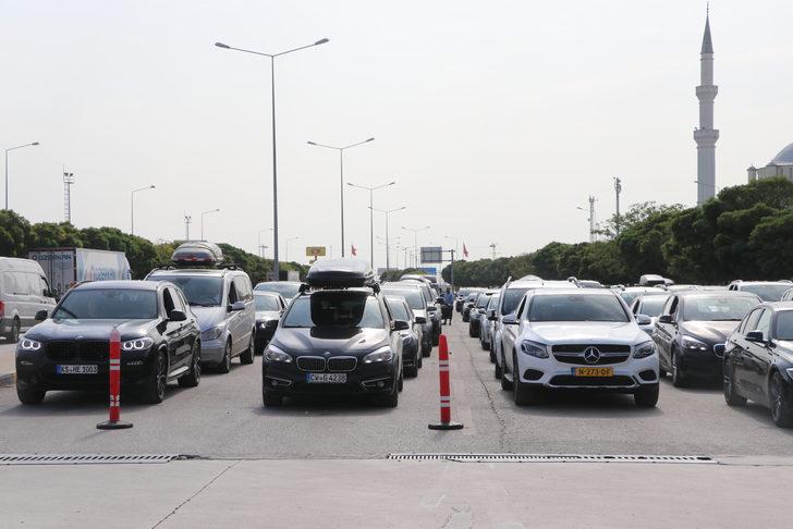 Tatilleri biten gurbetçiler dönüş yolunda Kapıkule'de yoğunluk oluşturdu G3