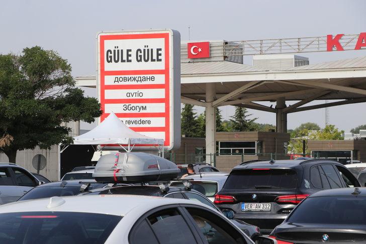 Tatilleri biten gurbetçiler dönüş yolunda Kapıkule'de yoğunluk oluşturdu G4