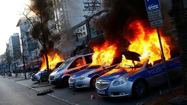 Frankfurt'ta kapitalizm karşıtı gösteri