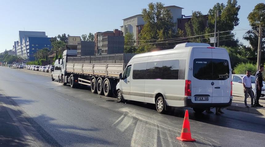Alanya'da tur minibüsünün park halindeki tıra çarptığı kazada 5 kişi yaralandı