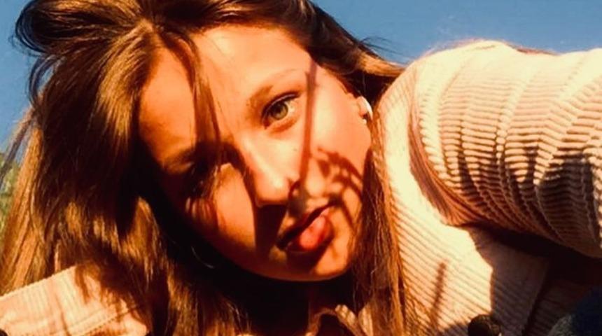 El çantasında titreyen şeyi telefonu sandı! Seks oyuncağı olduğunu anlayınca olanlar oldu